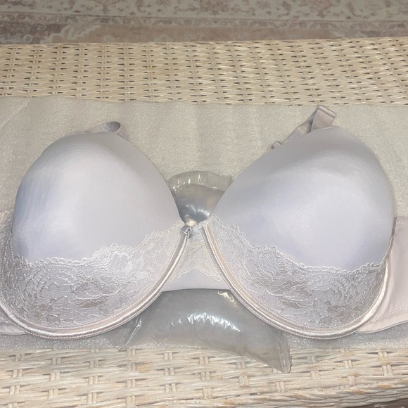 Vanity Fair Other - Vanity Fair Womens Underwire Bra Lace Trim Size 42D Beige